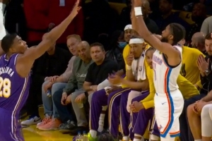 有点难顶！雷霆轰出一波14-0打停湖人 分差14分