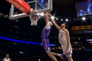 点燃全场！里夫斯高抛传球 海斯迎着霍姆格伦滑翔空接扣进