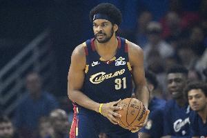 有活儿！贾勒特·阿伦空切篮下 一个顿挫晃飞防守人转身打进