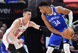 队记：热火曾加码到三个首轮去换字母 球队将在今夏继续追求他